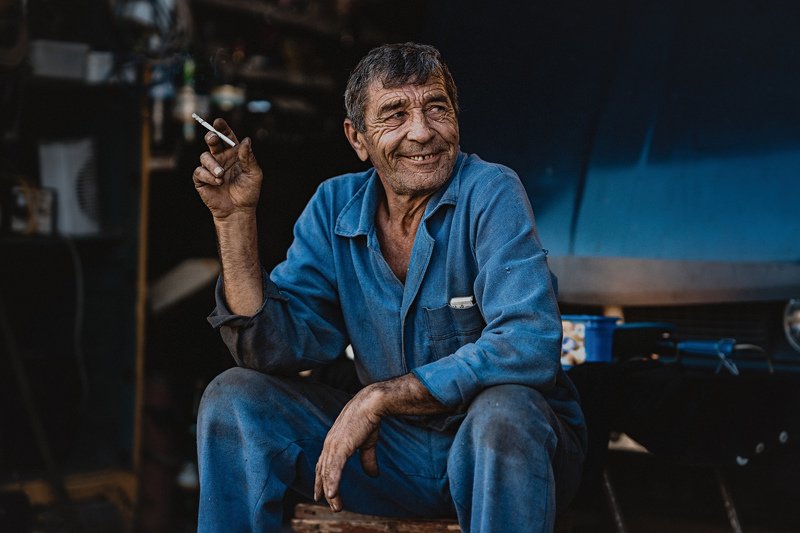 мужской портрет, мужчина, взрослый, работа, улыбка, сигорета, портрет, морщины  фото превью