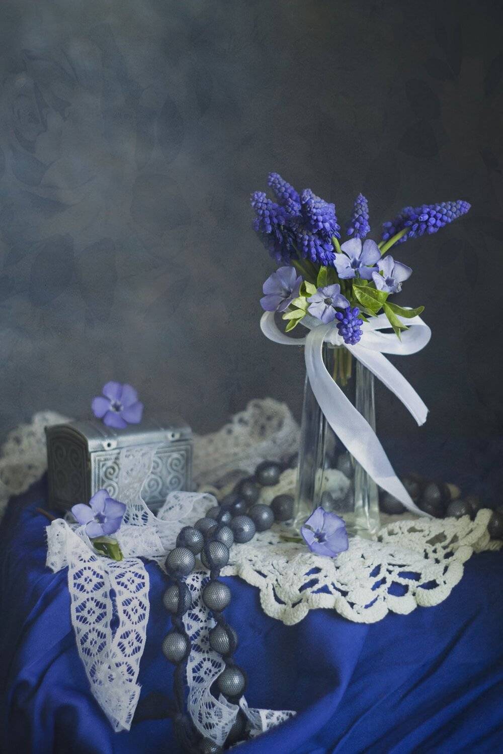 мышиный гиацинт, синий цвет, бусы, барвинок, вязание, атласный бант. весна, Лионелла Зимина