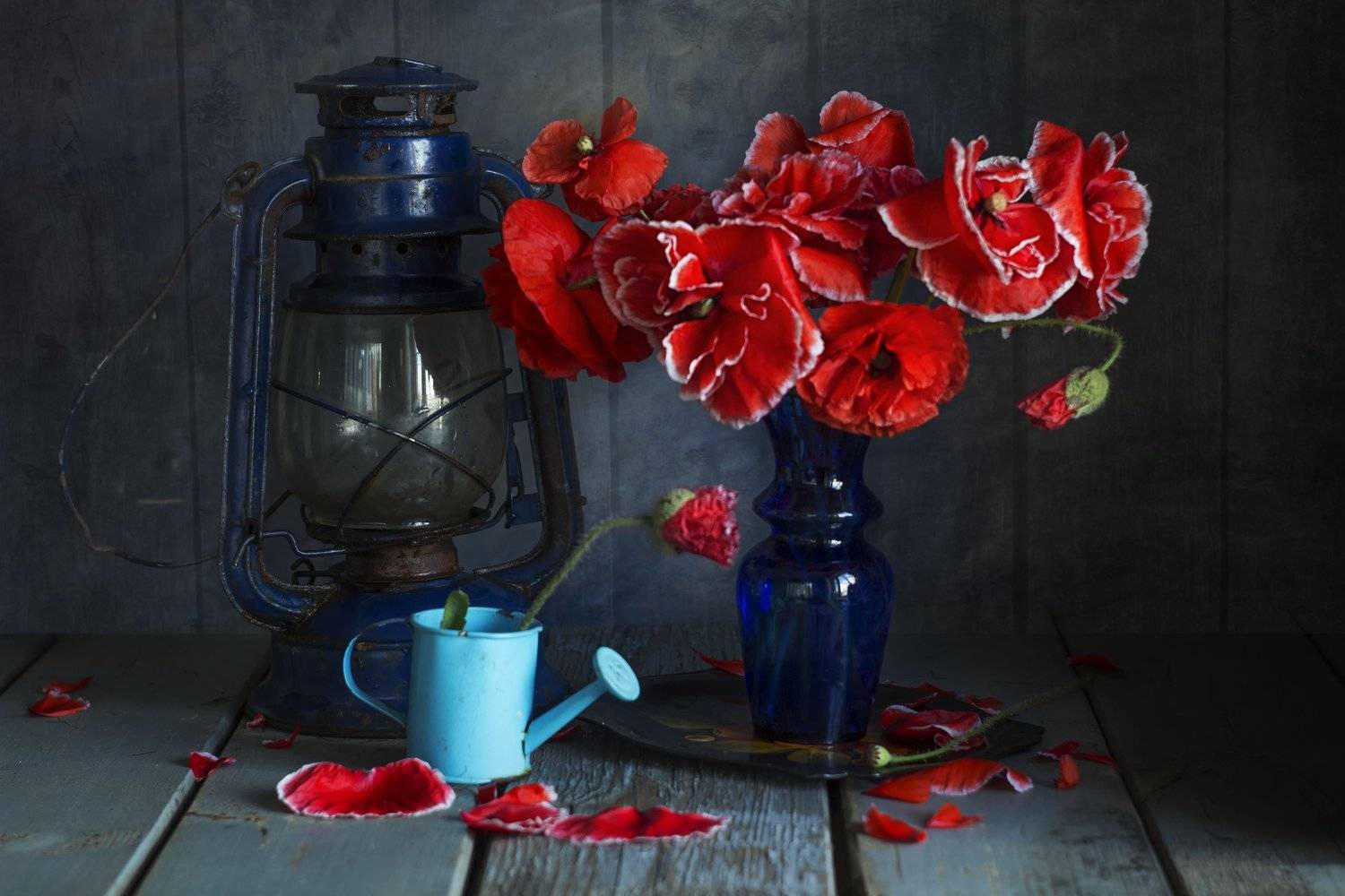 маки, поливальник, лампа керосиновая. ретро, ностальгия. синяя ваза, лепестки, Лионелла Зимина