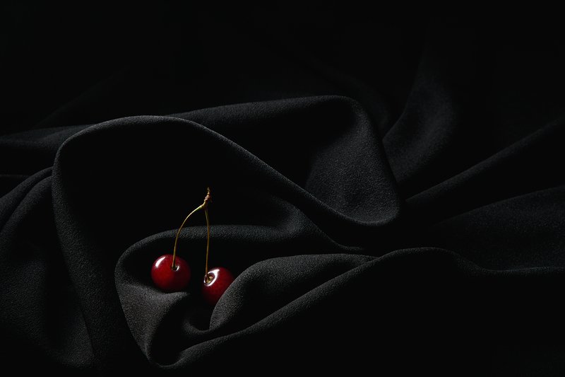 вишня на чёрном фото превью