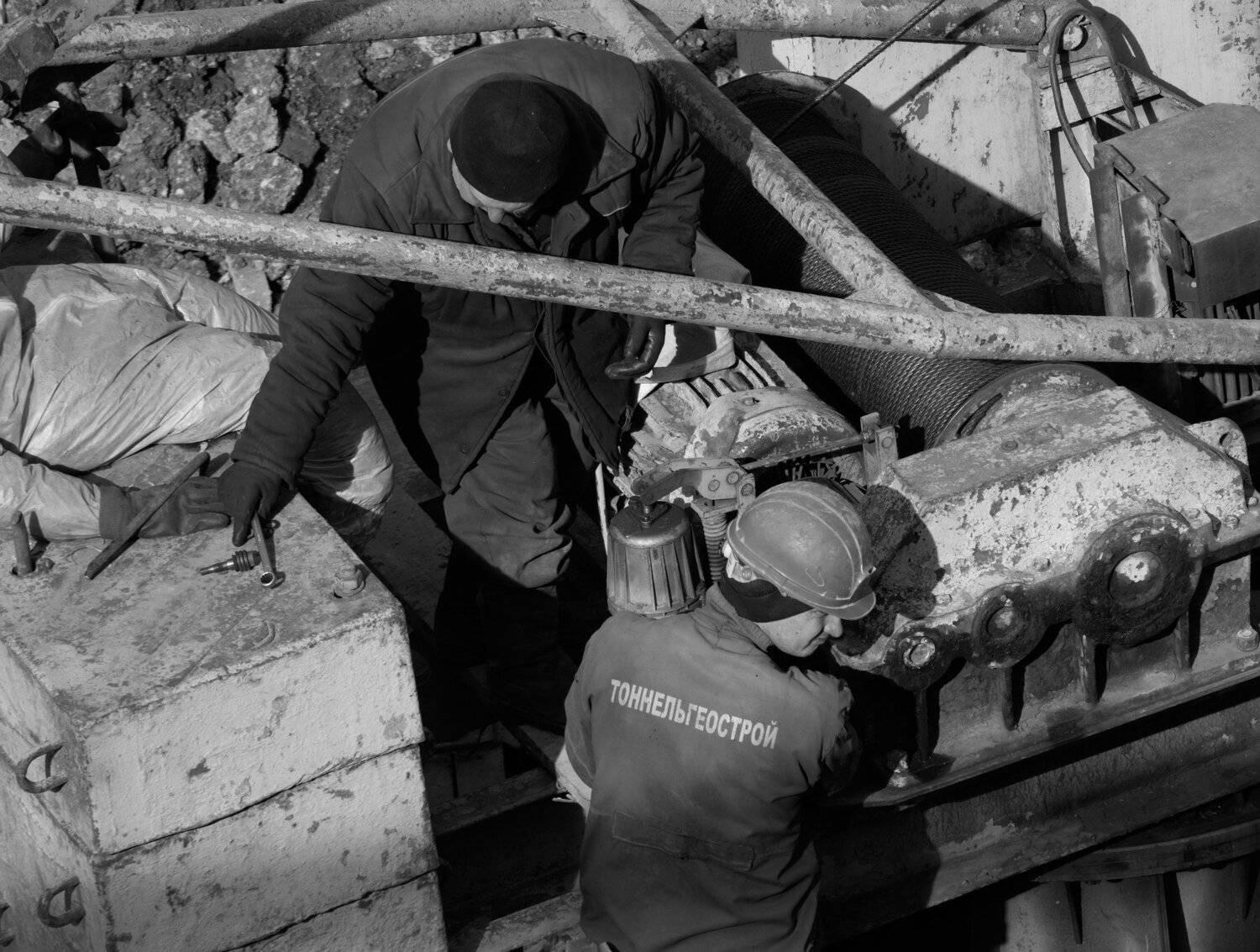 рабочие, кран, двигатель, ремонт, кукла, манекен, детали, инструменты, чинить, гаечный ключ, Дмитрий Ткаченко