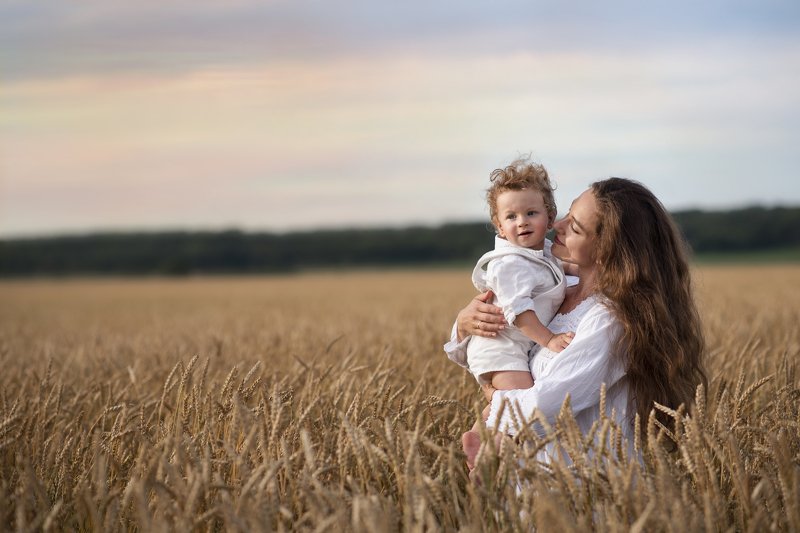 farm, field, summer, wheat, motherhood, пшеница, Лето, kids, son, portrait, love, female, canada, Ontario, Toronto  Mother\'s love фото превью