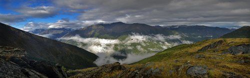 Бескрайние воды, горы, облака и просторы