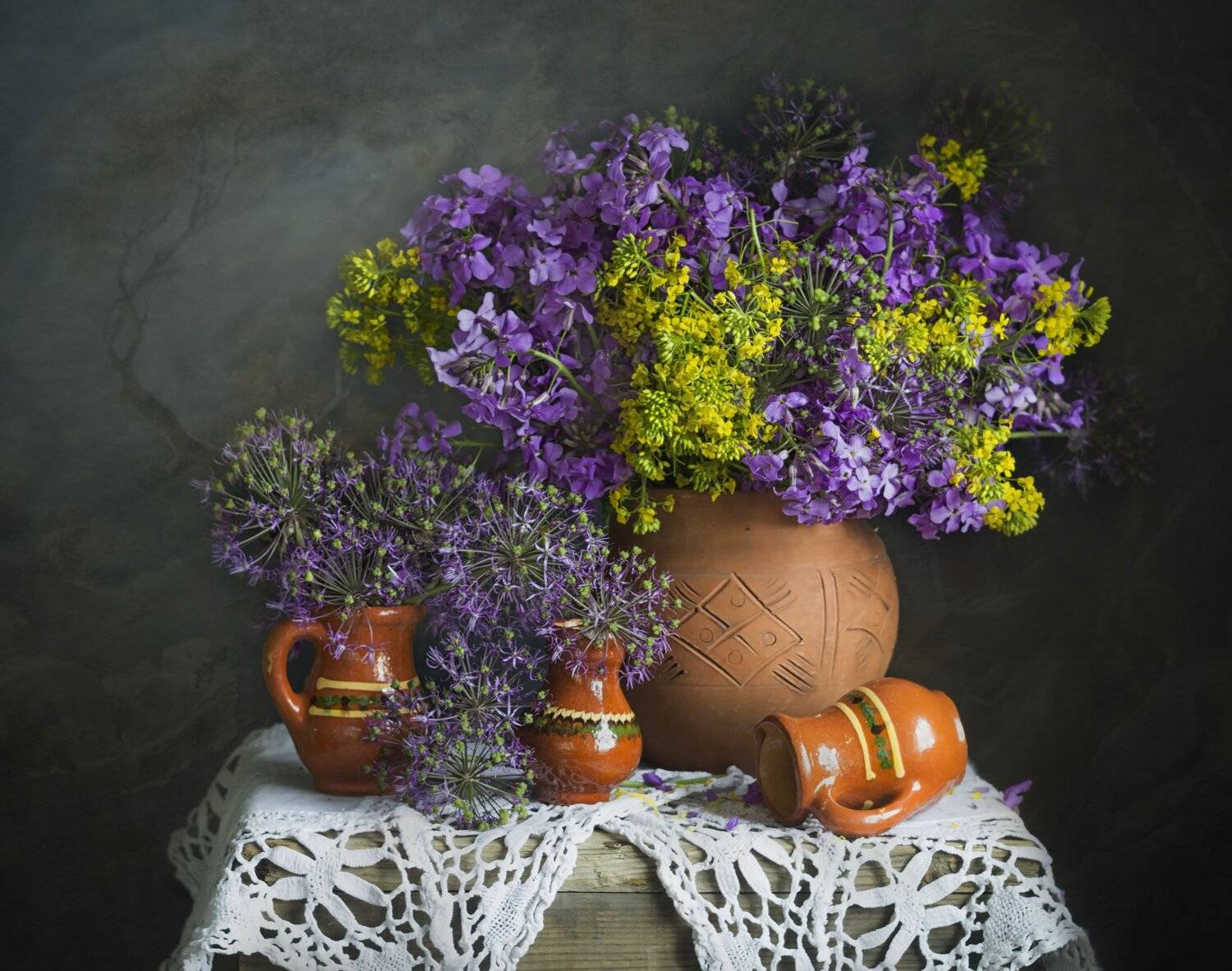 полевые цветы, кувшинчики из глины, вышитая скатерть, букет цветов, Лионелла Зимина