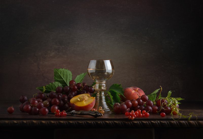 С бокалом и фруктами фото превью