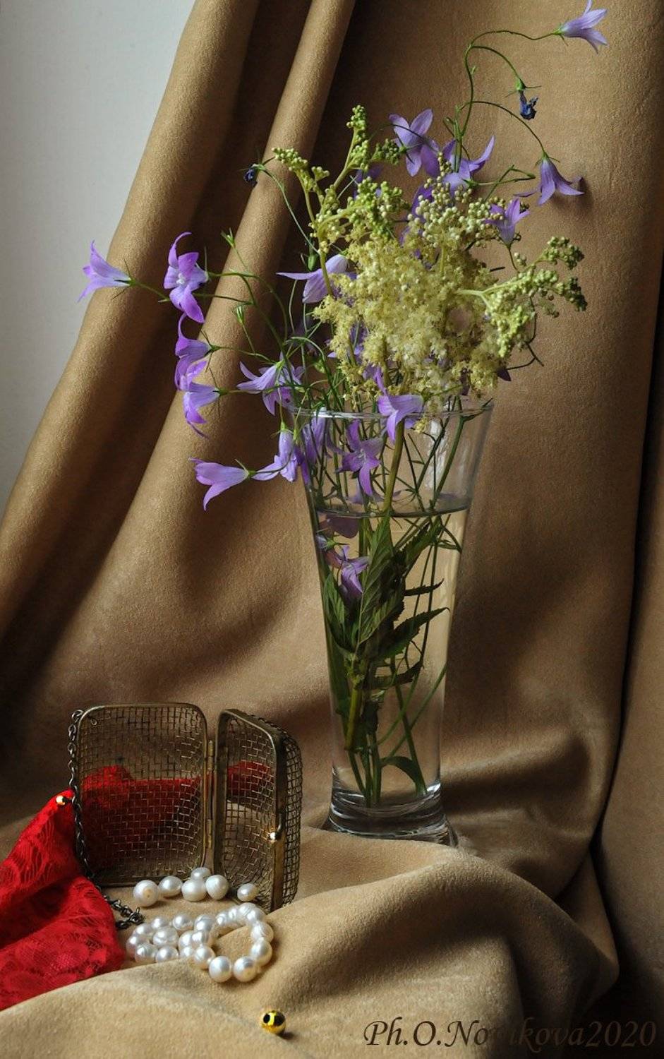 цветы,бокал,жемчуг,штора, Ольга Новикова