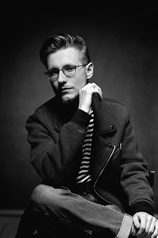 мужской портрет,студия  фото превью