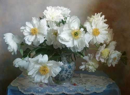 Пионов нежная прохлада в лепестках летящей красоты