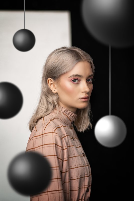 Алиса в центре супрематической композиции фото превью