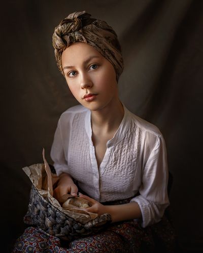 Девушка в платке
