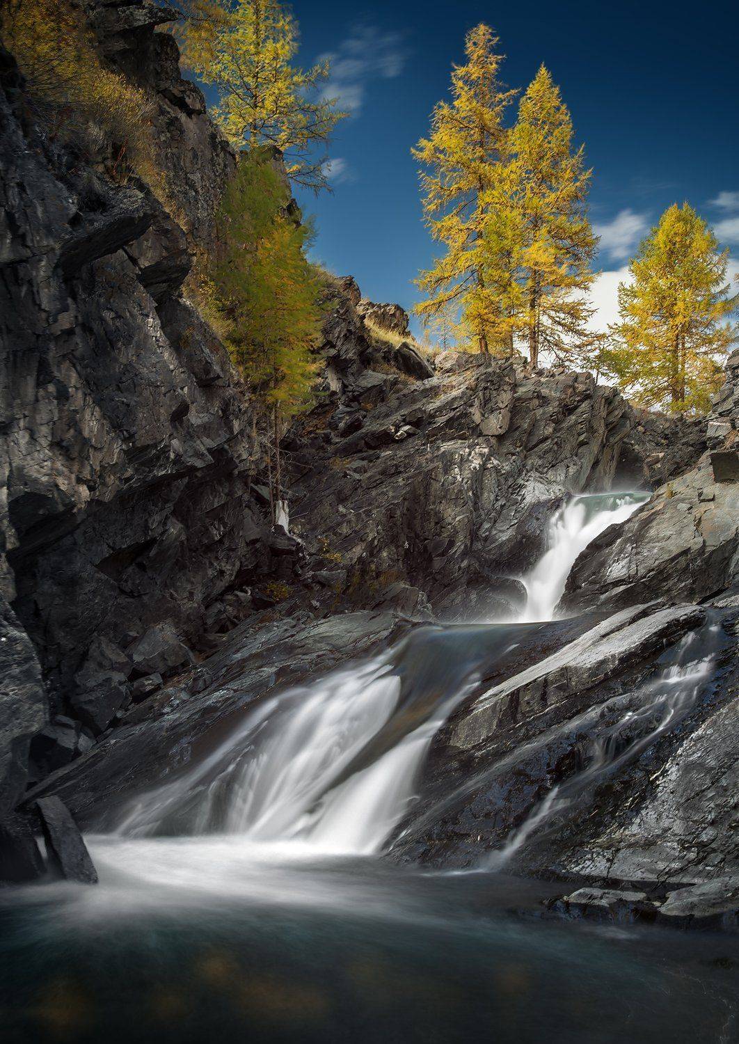 пейзаж, природа, водопад, поток, вода, течение, река, скалы, камни, путешествия, осень, пихта, высокий, падает, ущелье, горы, дерево, голубой, храм, святилище, кокоря, алтай, Дмитрий Антипов
