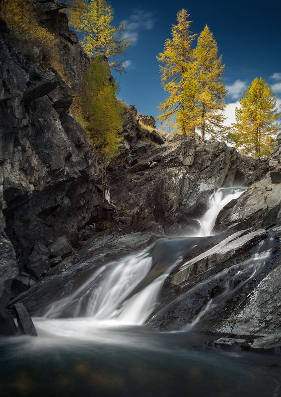пейзаж, природа, водопад, поток, вода, течение, река, скалы, камни, путешествия, осень, пихта, высокий, падает, ущелье, горы, дерево, голубой, храм, святилище, кокоря, алтай Водопады Кокоря фото превью