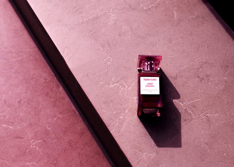 постановочная фотография street улица лестницы черное белое цветное аромат парфюм портретник Парфюм фото превью