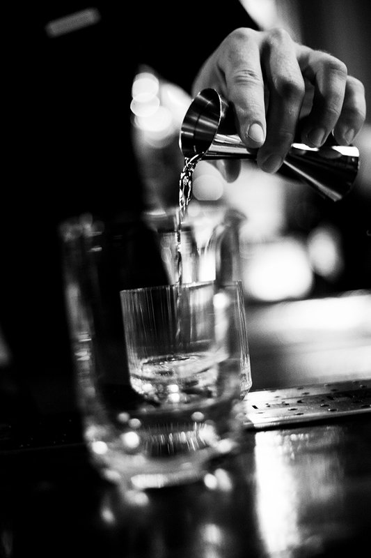 репортаж, люди, напитки, коктейли, ресторан, черное, белое, музыканты, девушки Вечер в Jazz bar 48 Chairs фото превью