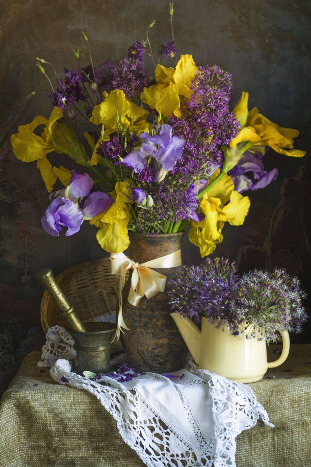 ирисы, кувшин, букет цветов, ступка,лук, Лионелла Зимина