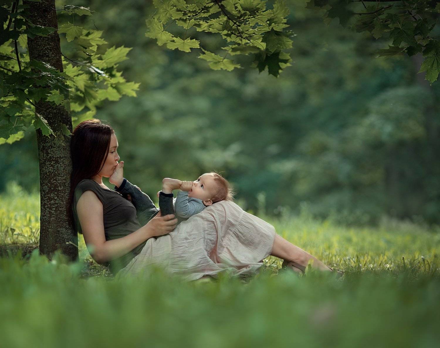 материнство, мама, малыш, зелень, лето, нежность, красота, Людмила Бобровская