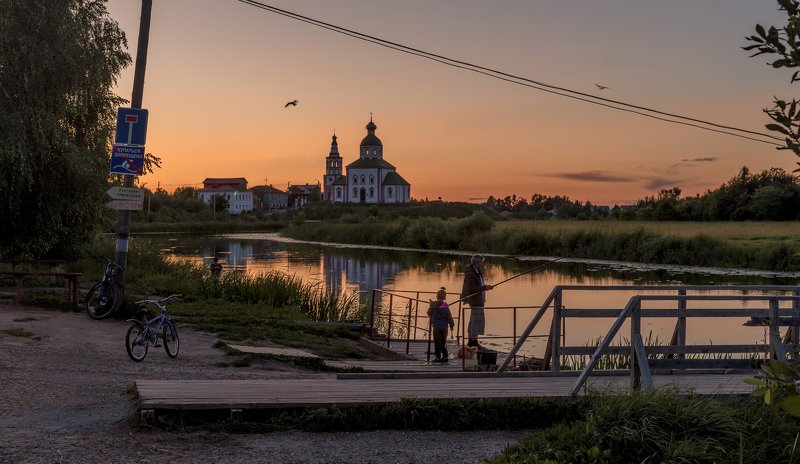 рыбалка, суздаль, река, вечер, рыболовы, кот, мостки, храм Мы ловили рыбу с папой, для кота и для семьи, мама с бабушкою спали, мы на Суздалке одни... фото превью