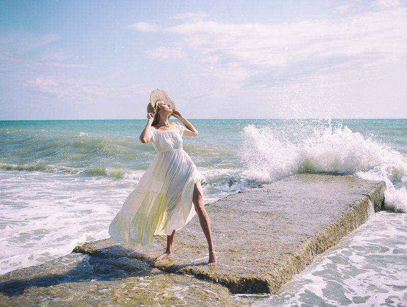 Девушка в соломенной шляпе фото превью