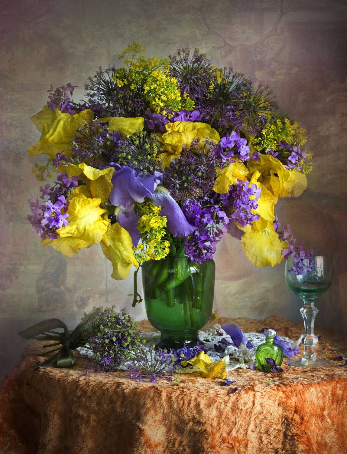 ирисы. букет цветов, рюмка, бархатная скатерть, зелёная стеклянная ваза, Лионелла Зимина