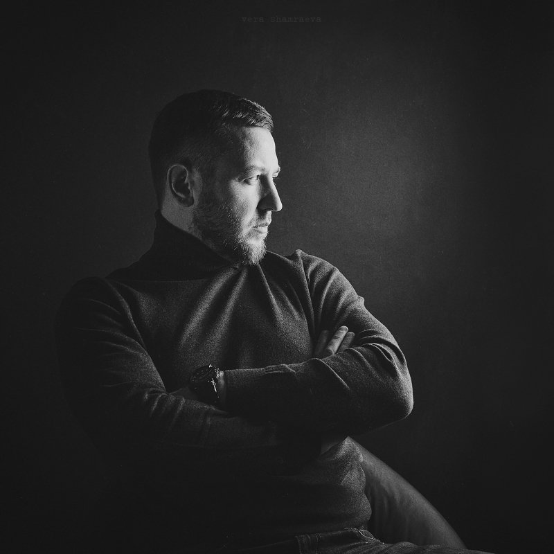 мужской портрет монохром чернобелое постановка  фото превью