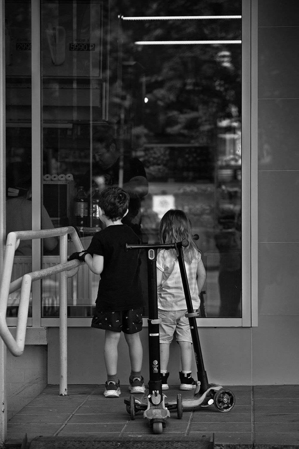 дети, лето, чб фото, жанровое фото, уличное фото, самокаты, Vera Trandina