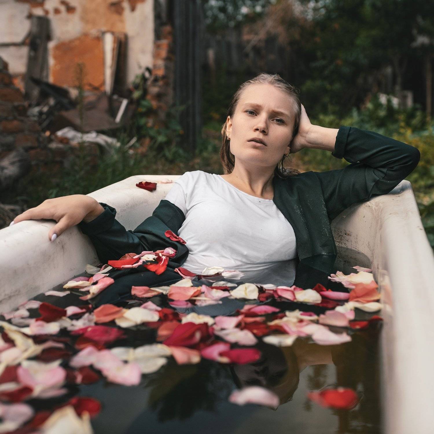 Ванна, лепестки, вода, мокрая одежда, отражения, Вадим Миронов