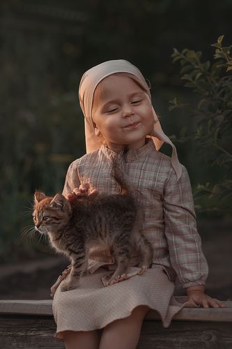 Девочка и котенок