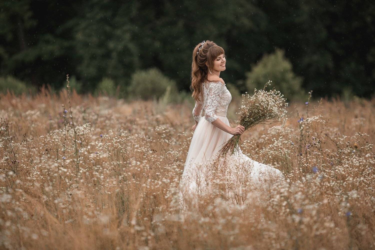 свадьба, свадебная фотосессия,  невеста, свадебное платье, счастье, любовь, лето, wedding, weddings, bride, groom, summer, ромашки, ромашковое поле, дождь, rain, chamomiles, chamomile field, love, творческий портрет, женский портрет, woman, young woman, Владимир Васильев