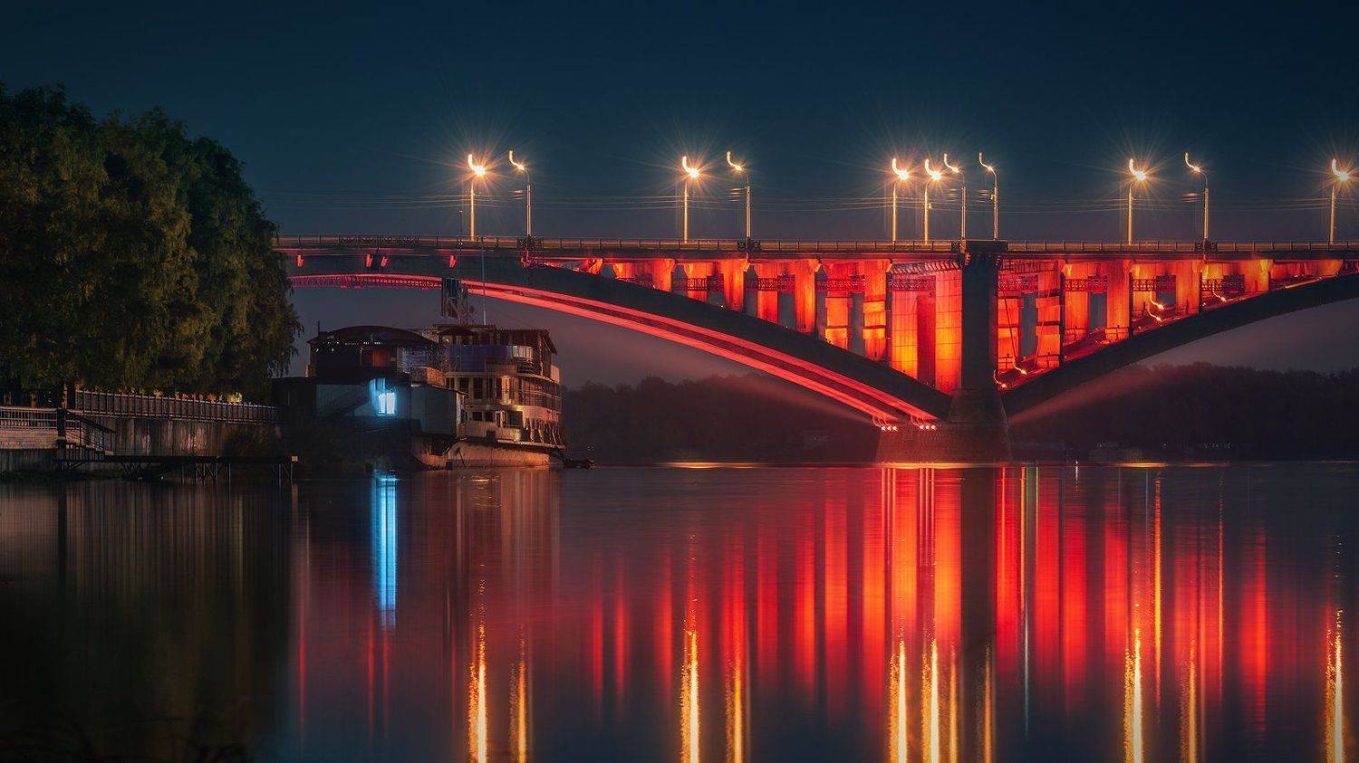 пейзаж, город, красноярск, енисей, сибирь, мост, коммунальный, свет, подсветка, красный, отражения, вода, корабль, пристань, набережная, ночь, Дмитрий Антипов