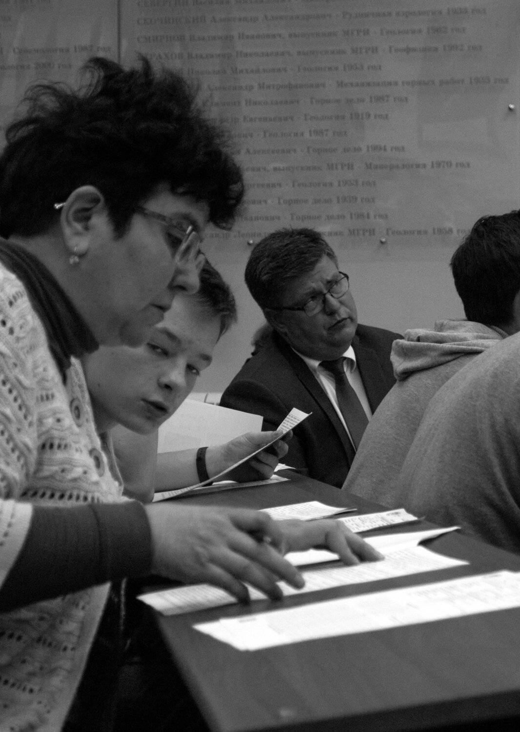 подглядывать, школьник, учитель, аудитория, экзамен, листы, проверка, диктант, искоса, Дмитрий Ткаченко