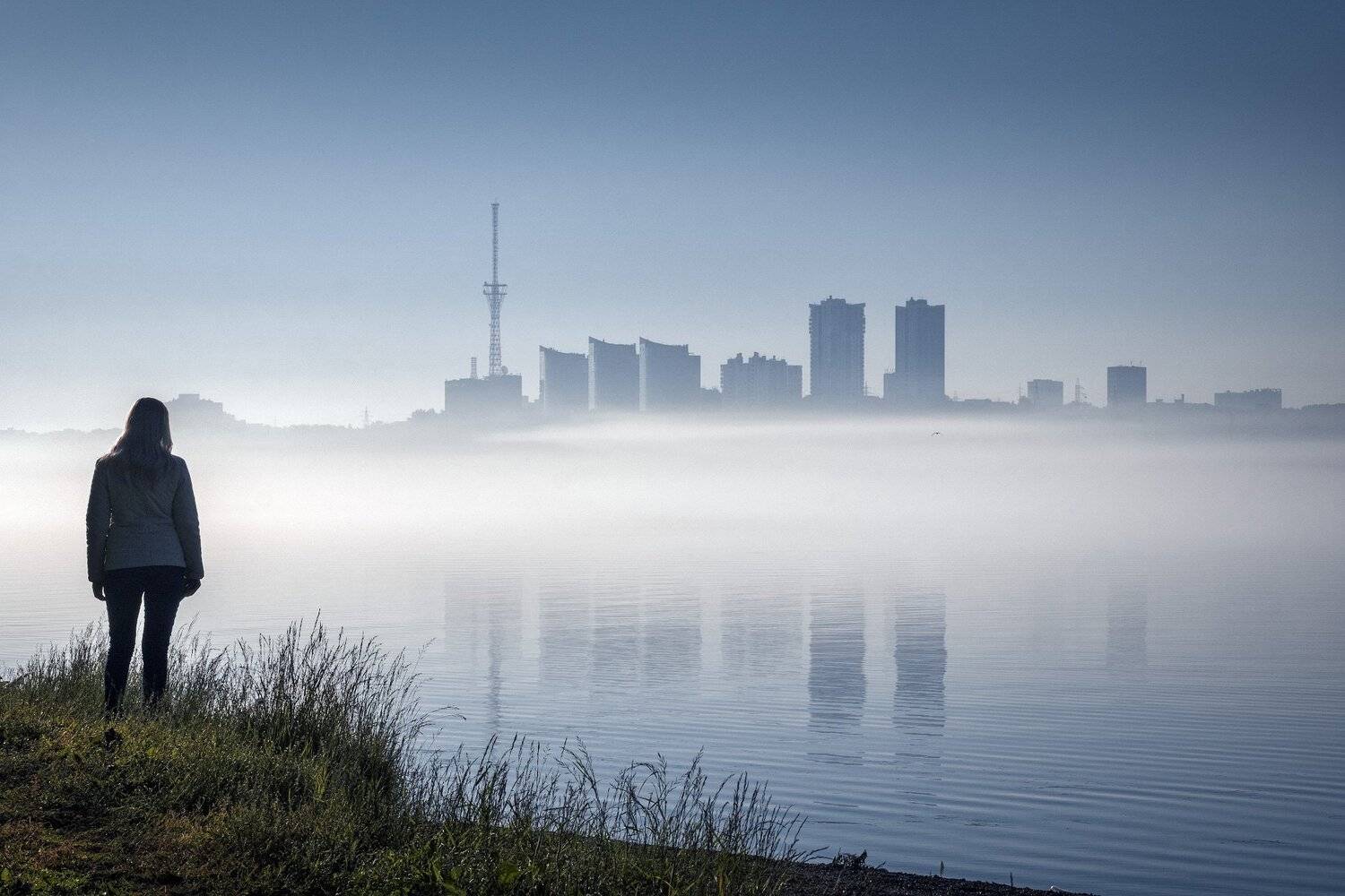 город, река, туман, утро, небо, отражения, девушка, чайка, пермь, Андрей Чиж