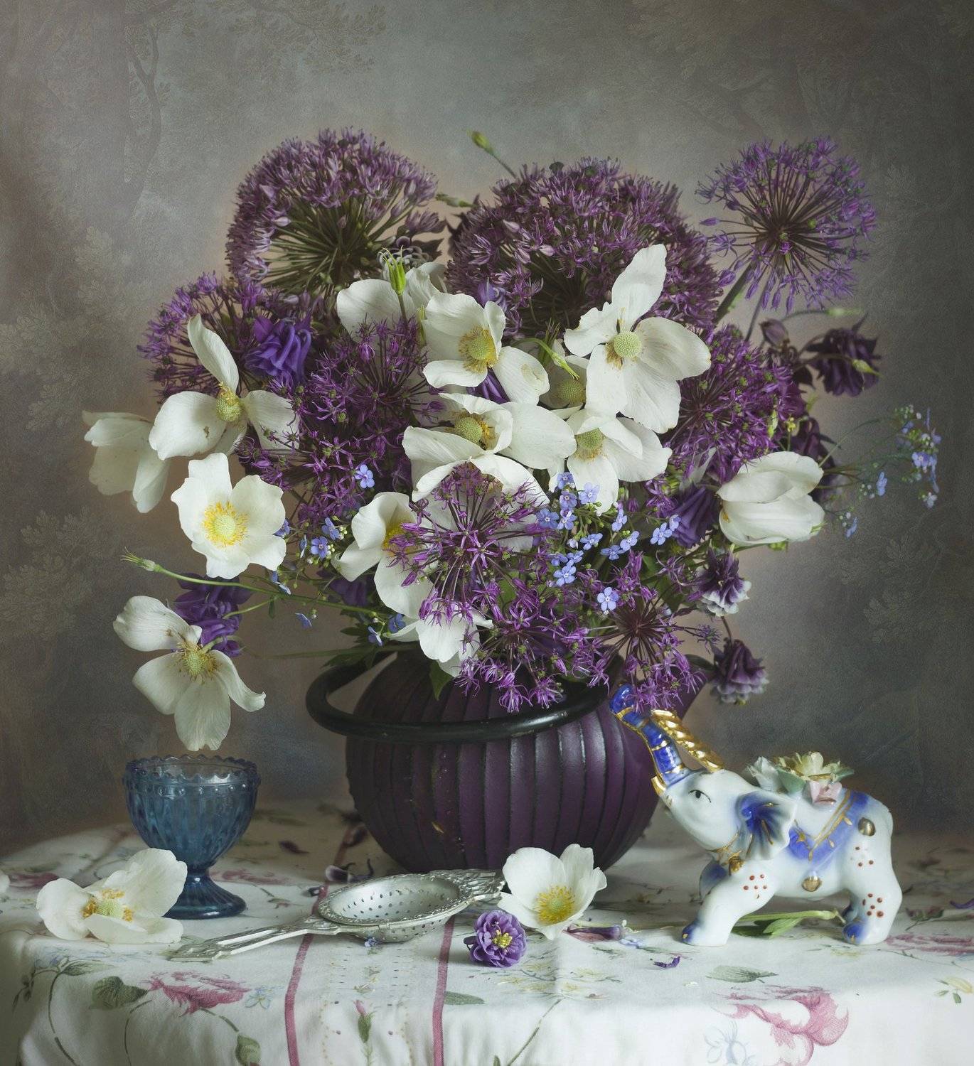 анемоны, букет цветов, фарфоровая статуетка, слоник, ситечко, чайник, лук декоративный, Лионелла Зимина