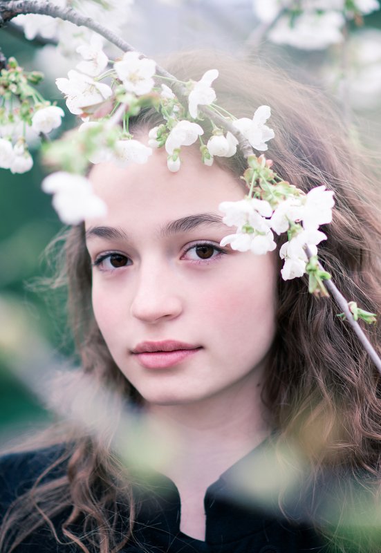 #bloom #girl #flowers #spring #naturallight In Bloom фото превью