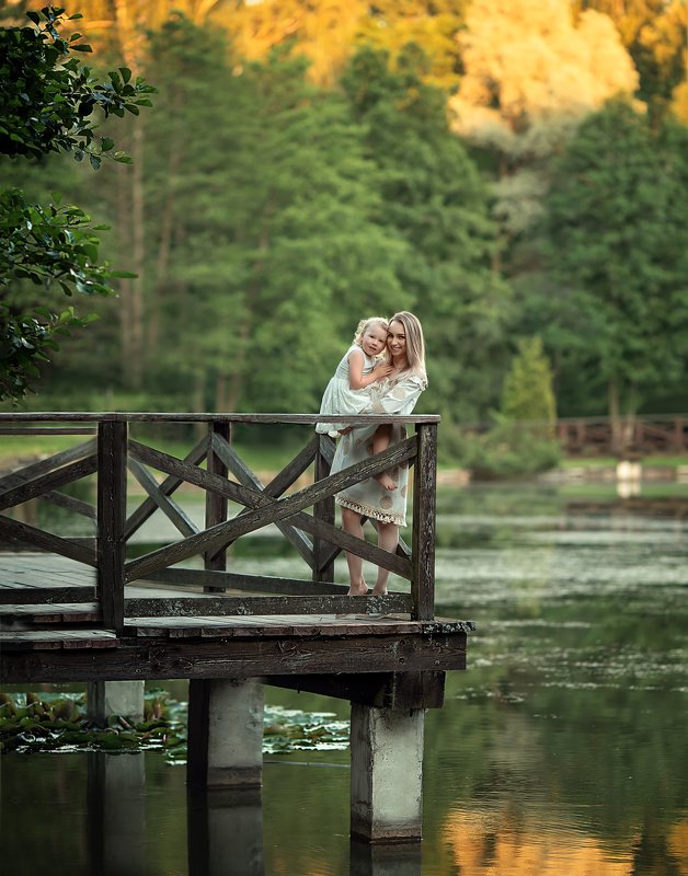 мама, дочь, нежность, тепло, лето, закат Теплый летний вечер фото превью