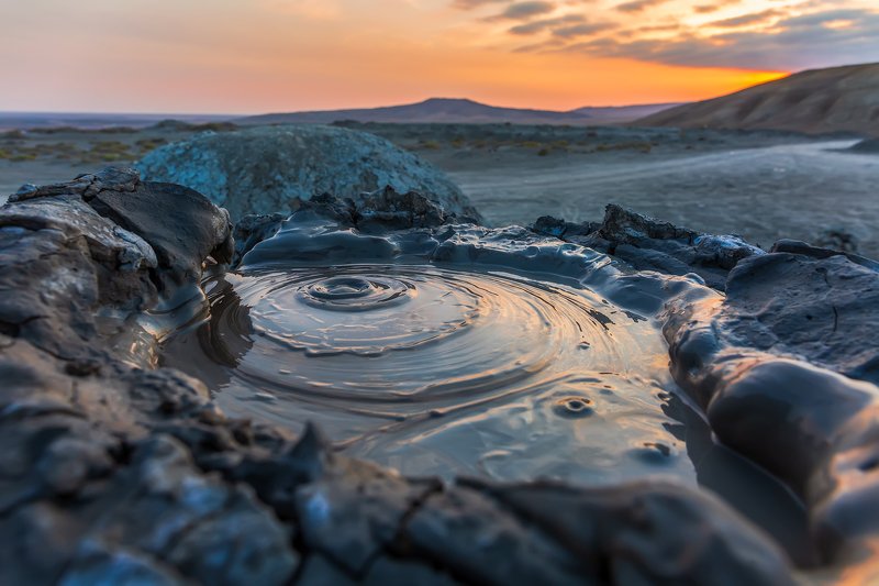 Закат над грязевым вулканом фото превью