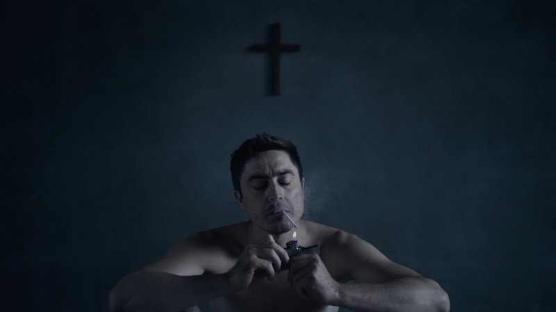 портрет, мужчина, мужской портрет, естественный свет, крест, зажигалка, zippo, огонь, сигарета, дым Макс фото превью