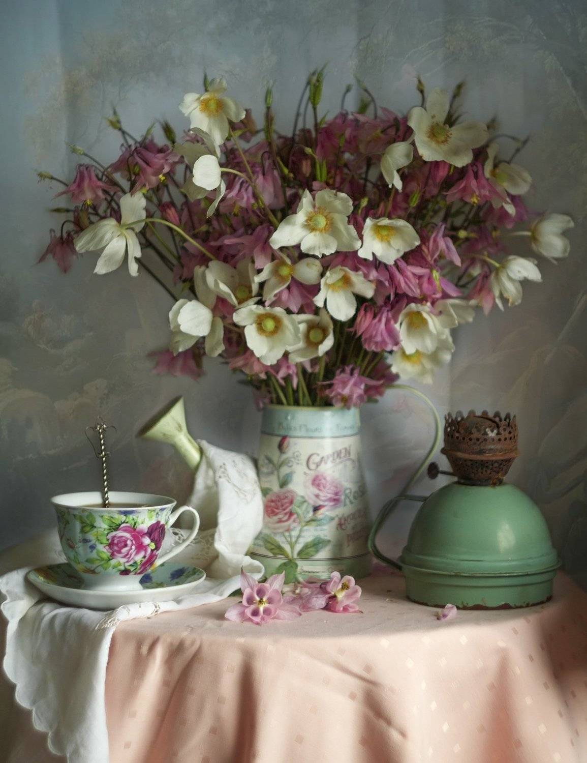 букет цветов, анемоны, весна, керосиновая лампа, чашка, аквилегия. поливальник, Лионелла Зимина
