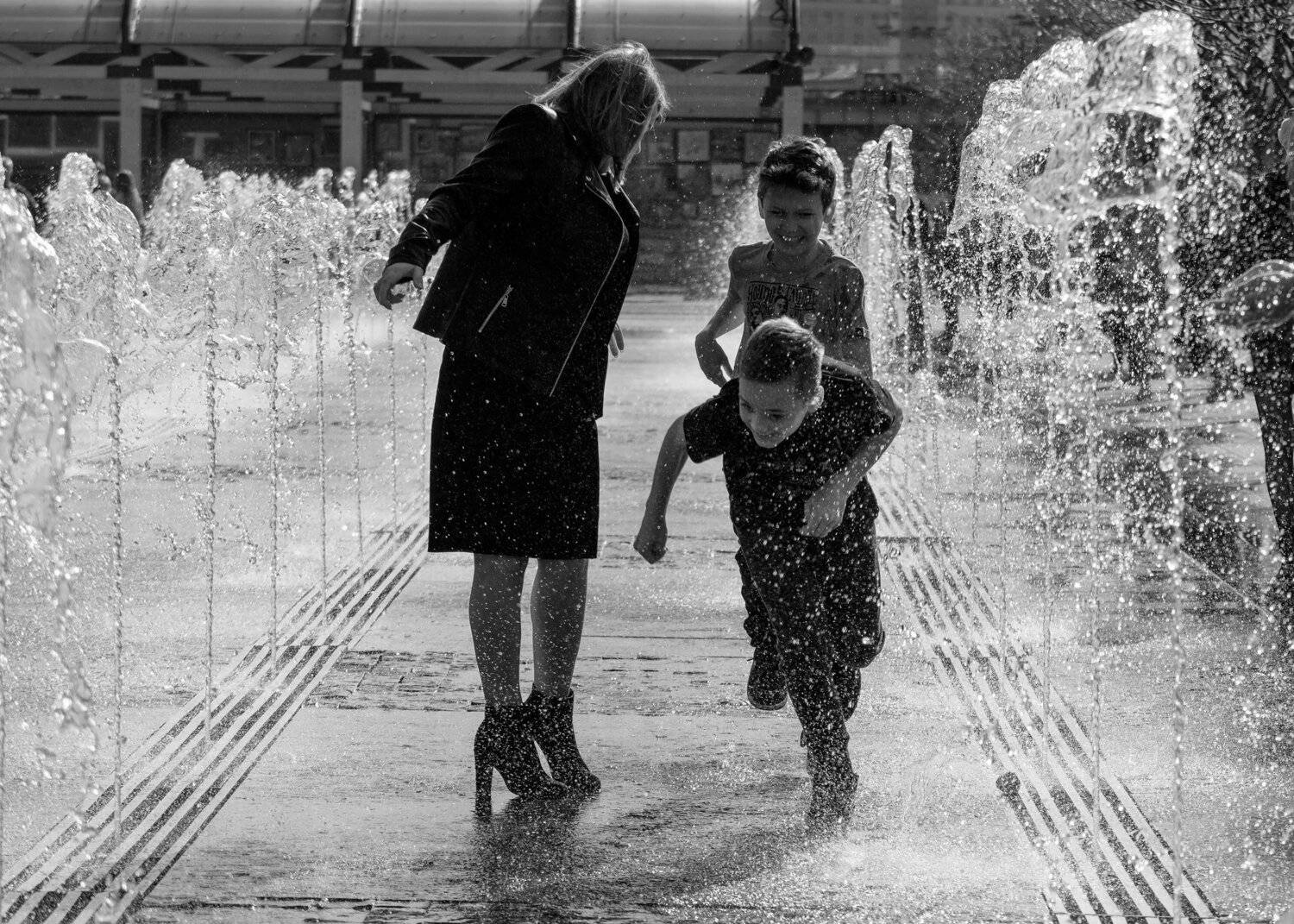 Дети, фонтаны, лето, бежать, погоня, брызги, женщина, посторониться, улыбки, веселье, Дмитрий Ткаченко