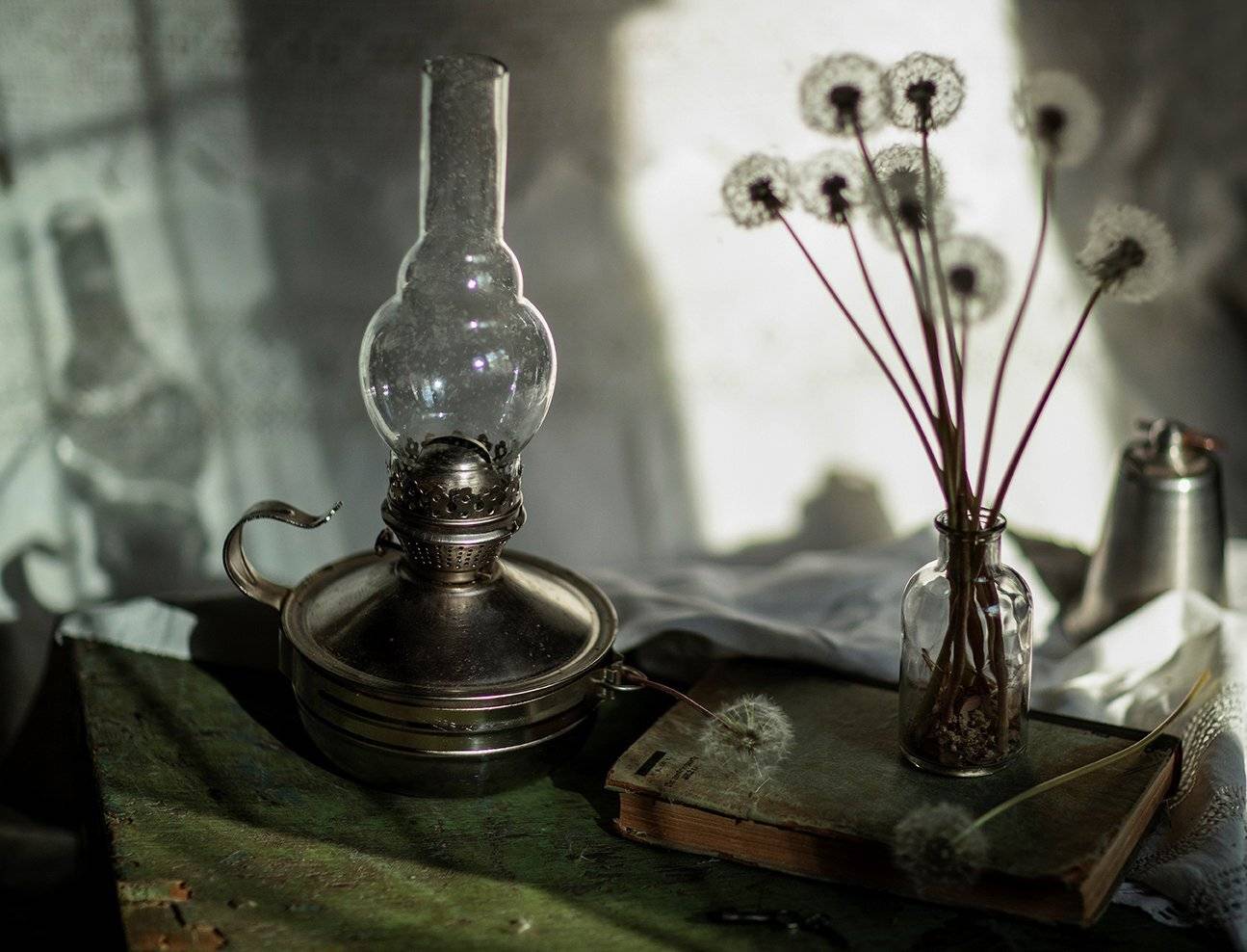 натюрморт, одуванчики,лампа, книга, чемодан, ностальгия,ретро, стиль, stilllife, flower, lamp, book, nostalgia, retro, style, Юлия Стукалова