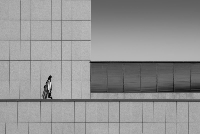 art blackandwhite street fineart A woman passing фото превью