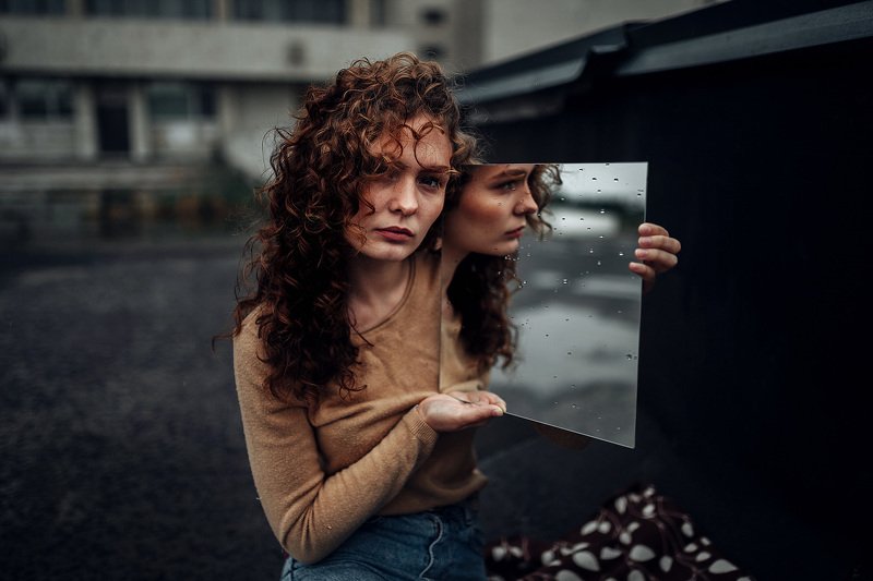 Девушка с зеркалом фото превью