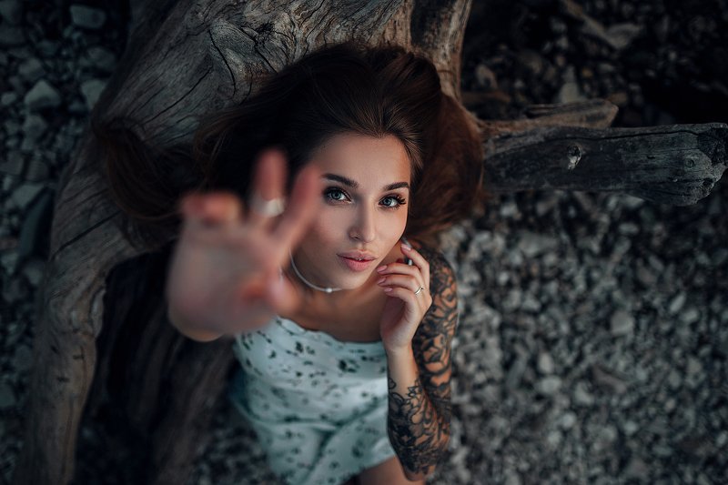 На пляже из щебенки фото превью