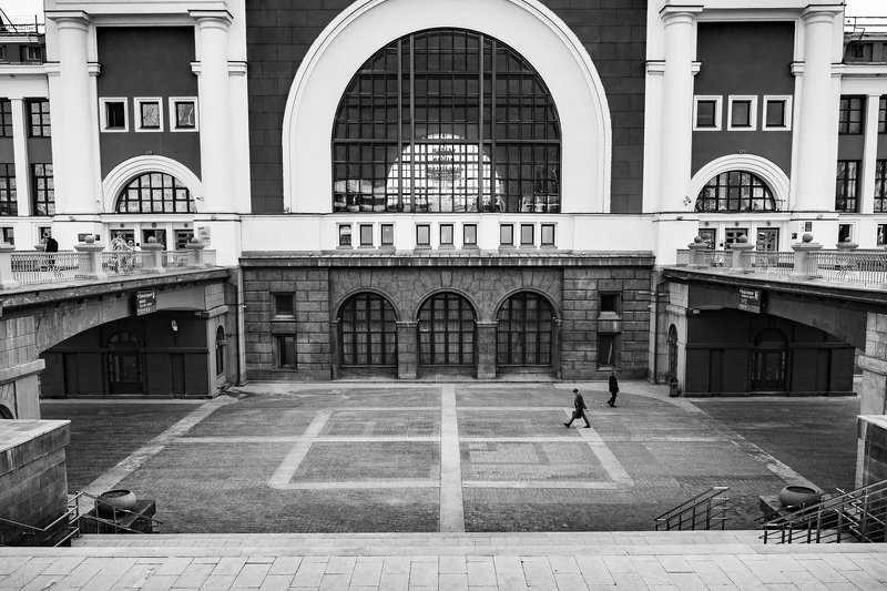 новосибирск-главный, вокзал, стрит, черно-белое Вокзальный дворик фото превью