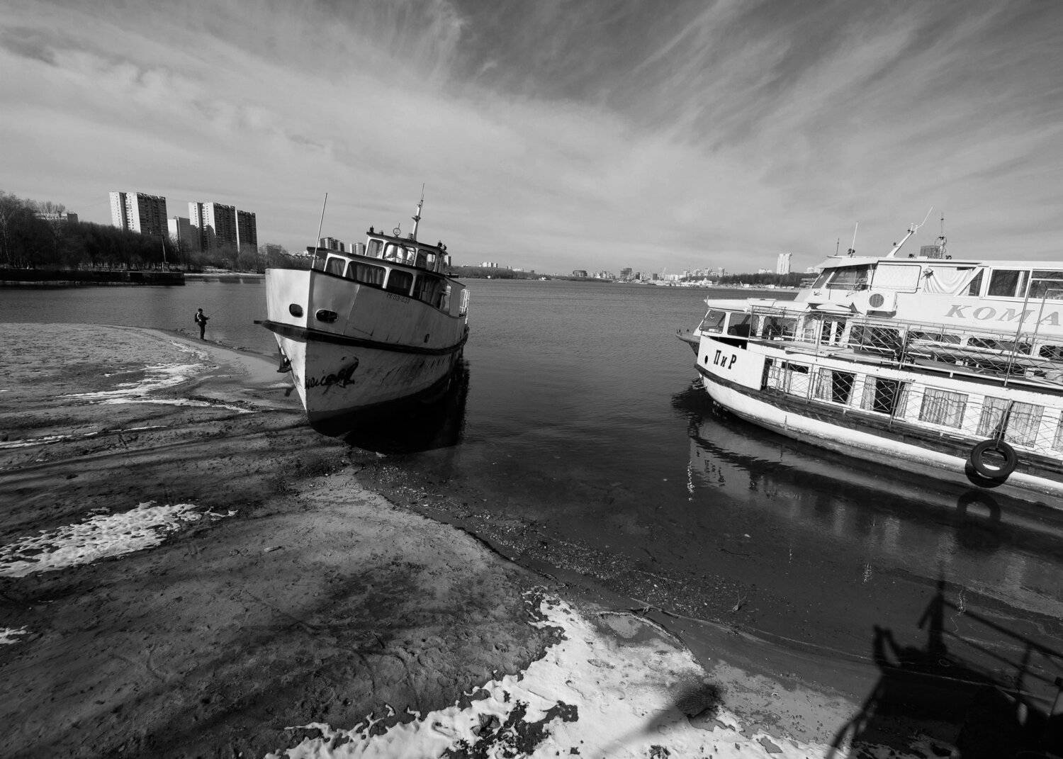 Корабли, река, вода, озеро, рыбак, отмель, снег, зимовка, затон, начало навигации, Дмитрий Ткаченко