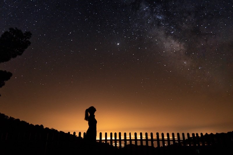млечный путь звёзды ночь девушка силуэт Ночь в горах фото превью