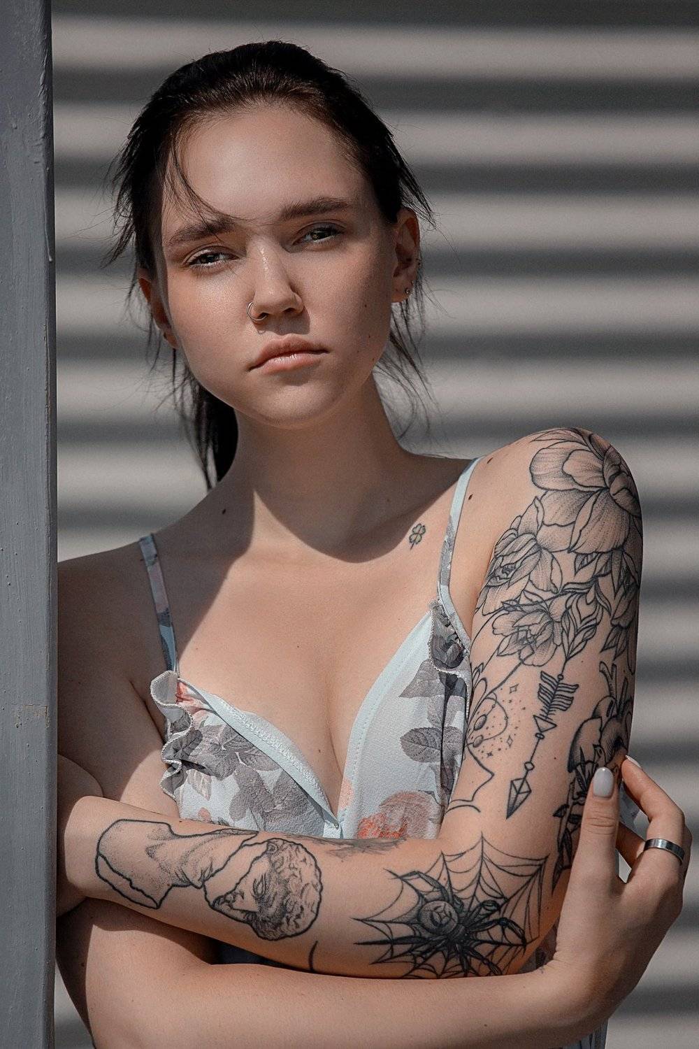 девушка, комната, черный, белый,  печаль ,красота ,грудь, красный,, Денис Лыткин