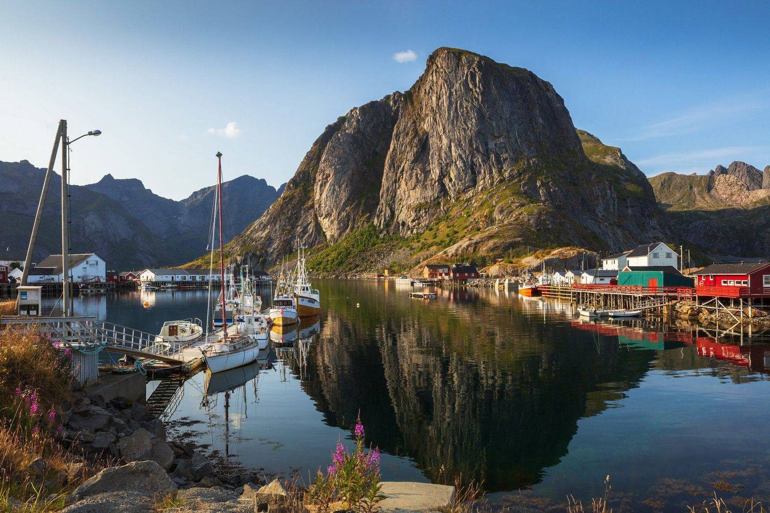 норвегия, лофотены, рейне, озеро, гора, лодки, домики,, Марат Макс.