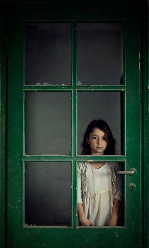 girl, window, door, green, dress, white, light, lock, maya, pini, hamou  фото превью