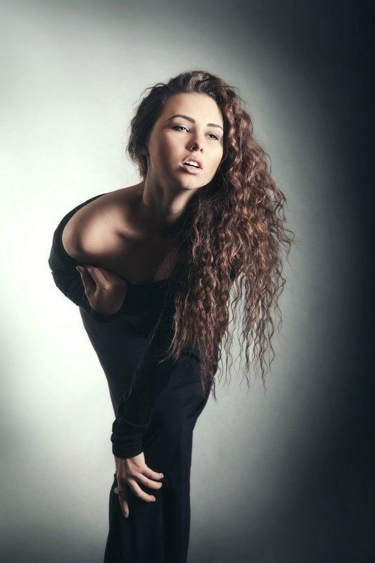 девушка, кудрявая, красивая, глаза, губы, страсть, рок, роковая, любовь, черное, платье, длинное, грудь, волосы, кудри, чувственность, гламур Señorita sensual фото превью