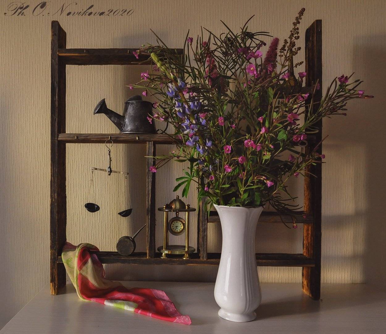 ваза,цветы,платок,весы,лейка,часы,полка, Ольга Новикова